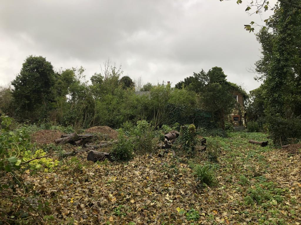 Lot: 26 - COTTAGE FOR IMPROVEMENT WITH 1.4 ACRES OF LAND WITH POTENTIAL -